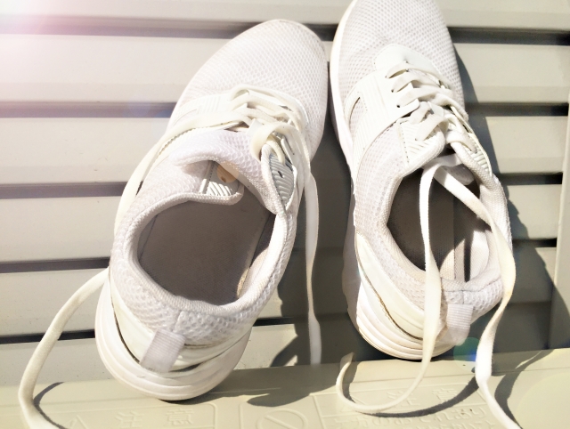 白い靴の洗い方 汚れた布地のスニーカーを洗うと黄ばむ原因と対処法 洗濯ノート