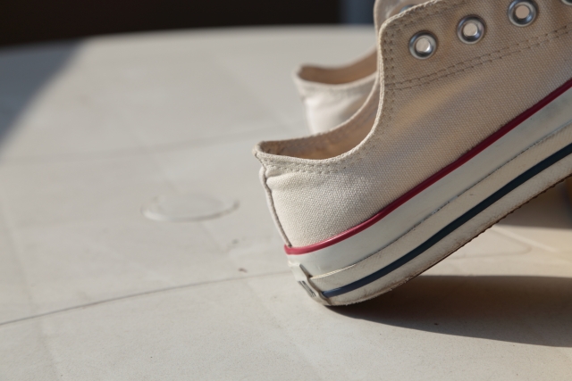 白い靴の洗い方 汚れた布地のスニーカーを洗うと黄ばむ原因と対処法 洗濯ノート